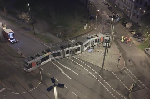 Straßenbahn in Düsseldorf springt komplett aus den Gleisen