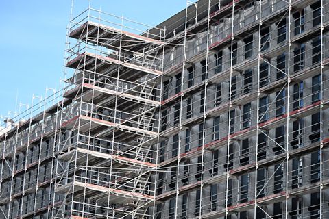Wirtschaftsbau boomt im Osten aber der öffentliche Bau schwächelt. (Archivbild) Foto: Bernd Weißbrod/dpa