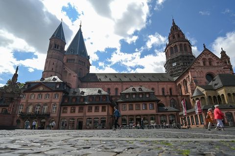 Pater Joshy wird im Mainzer Dom in das Amt des Weihbischofs eingeführt. (Archivbild) Foto: Arne Dedert/dpa
