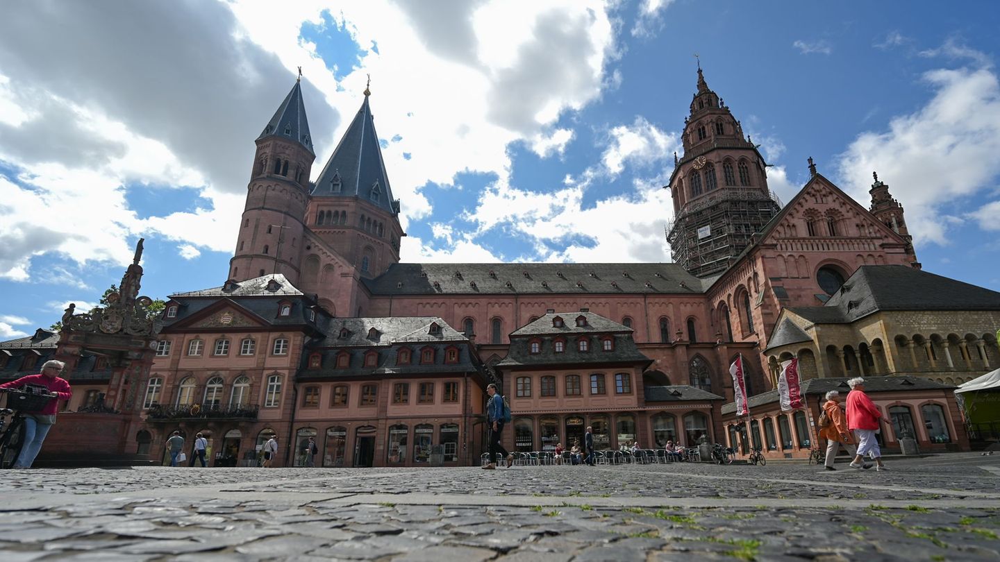 Pater Joshy wird im Mainzer Dom in das Amt des Weihbischofs eingeführt. (Archivbild) Foto: Arne Dedert/dpa