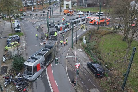 Die Straßenbahn wurde in der Mitte auseinandergerissen. Foto: David Young/dpa