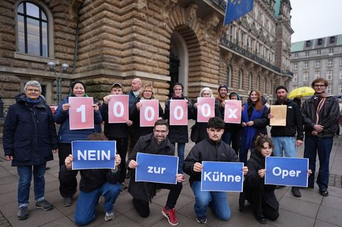 Die Initiative hat 10.000 Unterschriften gegen die Kühne-Oper gesammelt. Foto: Marcus Brandt/dpa