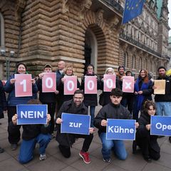Die Initiative hat 10.000 Unterschriften gegen die Kühne-Oper gesammelt. Foto: Marcus Brandt/dpa