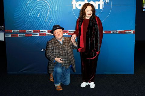 Axel Prahl kniet vor Mechthild Großmann bei der Premiere ihres letzten "Tatort"-Falls