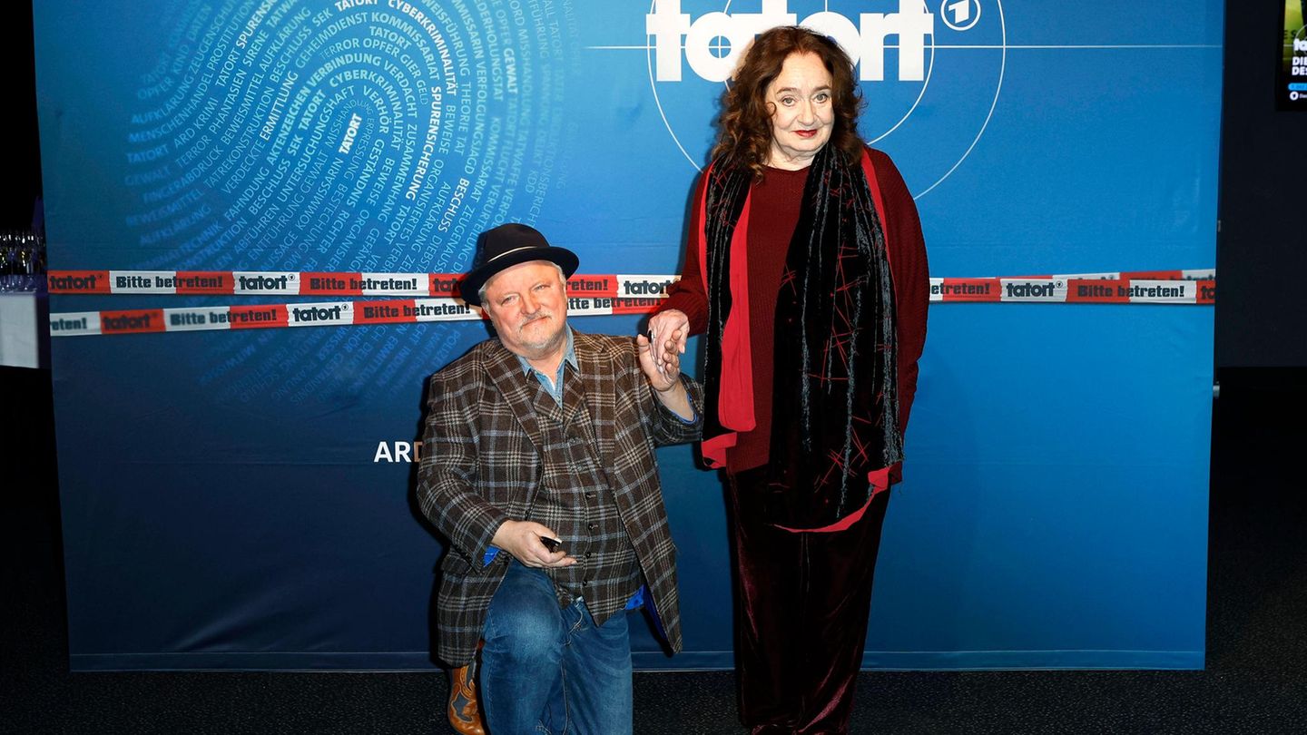 Axel Prahl kniet vor Mechthild Großmann bei der Premiere ihres letzten "Tatort"-Falls
