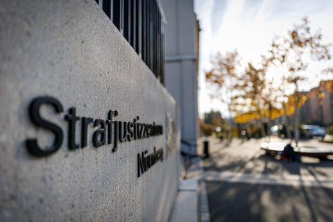 Die Bayerische Zentralstelle zur Bekämpfung von Betrug und Korruption im Gesundheitswesen (ZKG) wirft den Angeklagten vor, durch