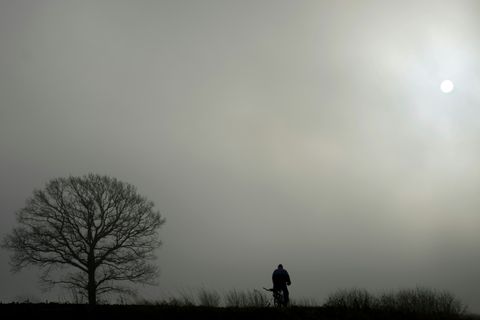 Radfahrer im Nebel