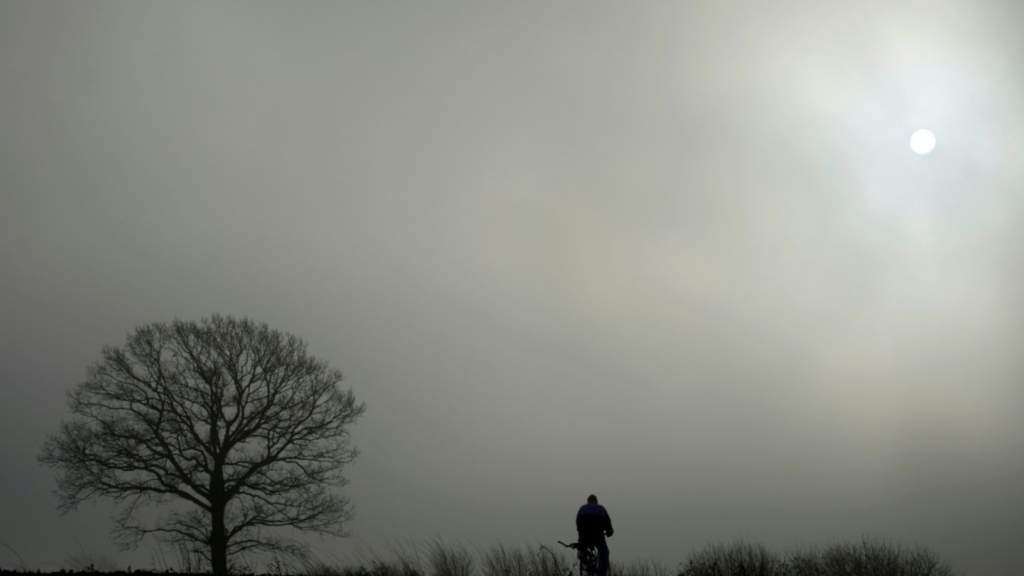 Radfahrer im Nebel