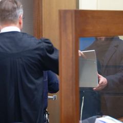 Dem Angeklagten wird Anstiftung zum Mord vorgeworden. Foto: Henning Kaiser/dpa