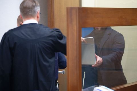 Dem Angeklagten wird Anstiftung zum Mord vorgeworden. Foto: Henning Kaiser/dpa