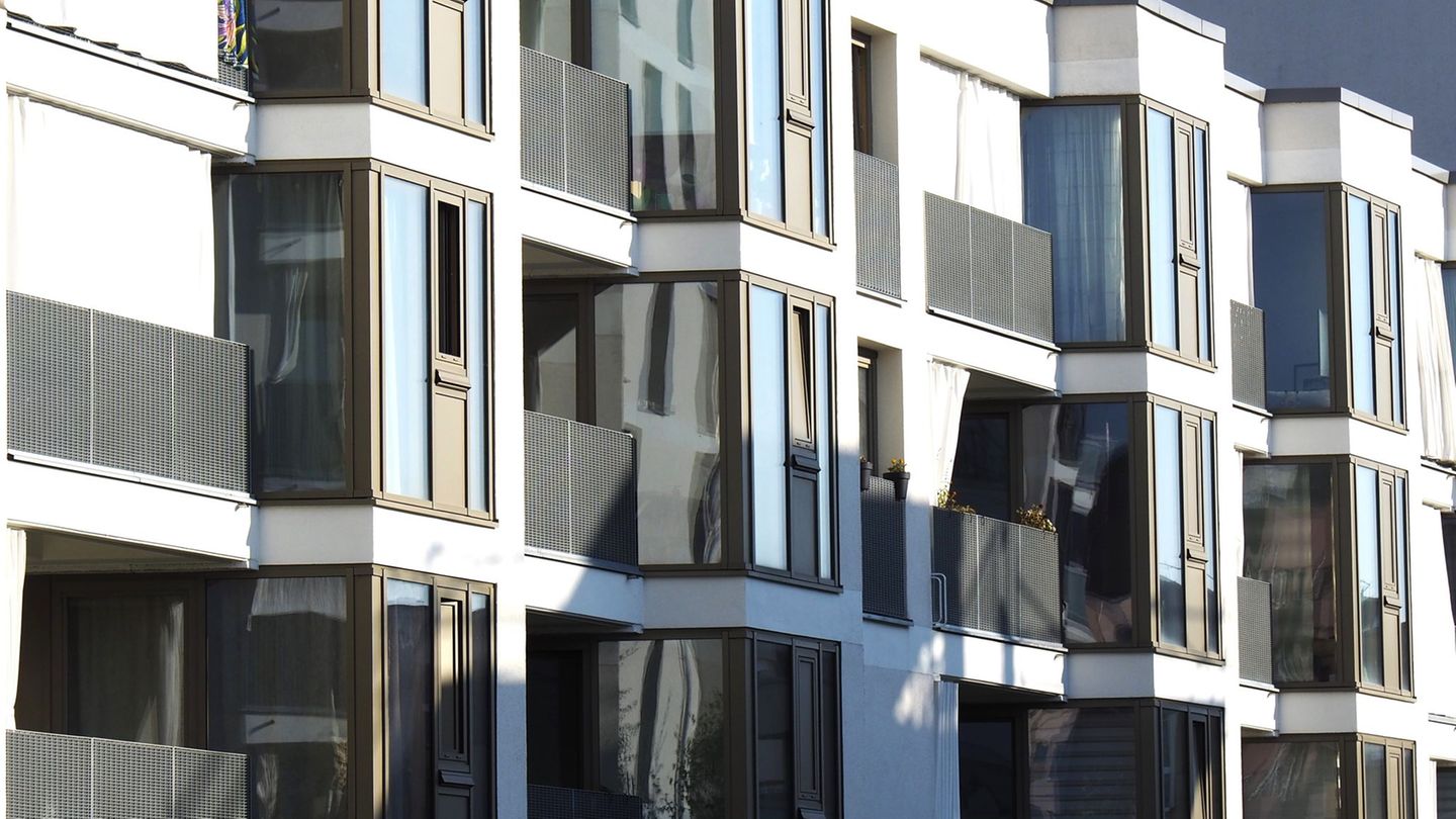 Der Wohnungsbau in Bayerns Großstädten liegt nach wie vor darnieder. (Symbolbild) Foto: Carsten Hoefer/dpa