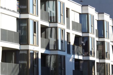 Der Wohnungsbau in Bayerns Großstädten liegt nach wie vor darnieder. (Symbolbild) Foto: Carsten Hoefer/dpa