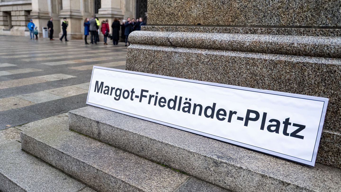Der Platz vor dem Abgeordnetenhaus soll im kommenden Jahr nach Margot Friedländer benannt werden. Foto: Fabian Sommer/dpa