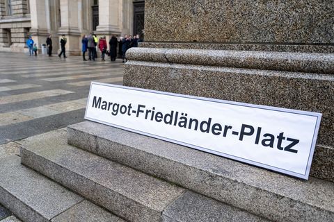 Der Platz vor dem Abgeordnetenhaus soll im kommenden Jahr nach Margot Friedländer benannt werden. Foto: Fabian Sommer/dpa