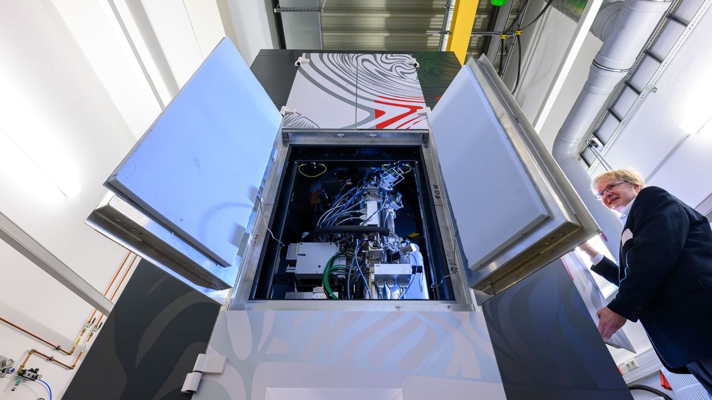 Ein neues Mikroskop im Fraunhofer-Institut in Halle gilt als erste Installation dieser Art in Europa. Foto: Hendrik Schmidt/dpa