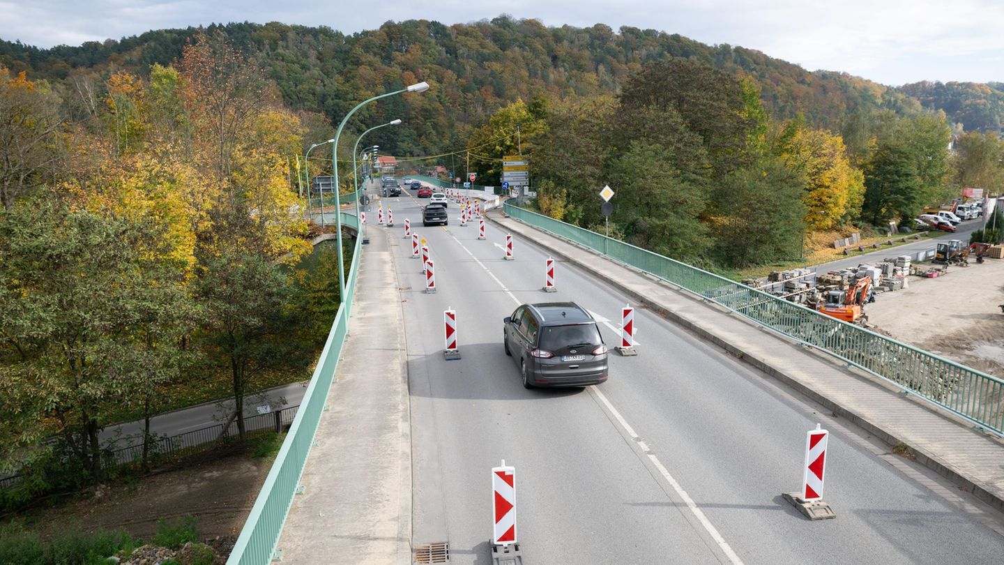 Nach Aufhebung der Sperrung kann der Verkehr wieder einspurig über die Brücke über den Bahngleisen in Bad Schandau passieren. (A