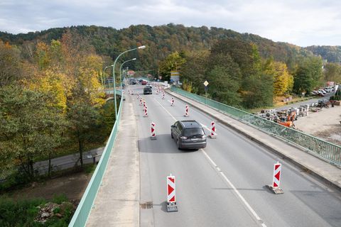 Nach Aufhebung der Sperrung kann der Verkehr wieder einspurig über die Brücke über den Bahngleisen in Bad Schandau passieren. (A