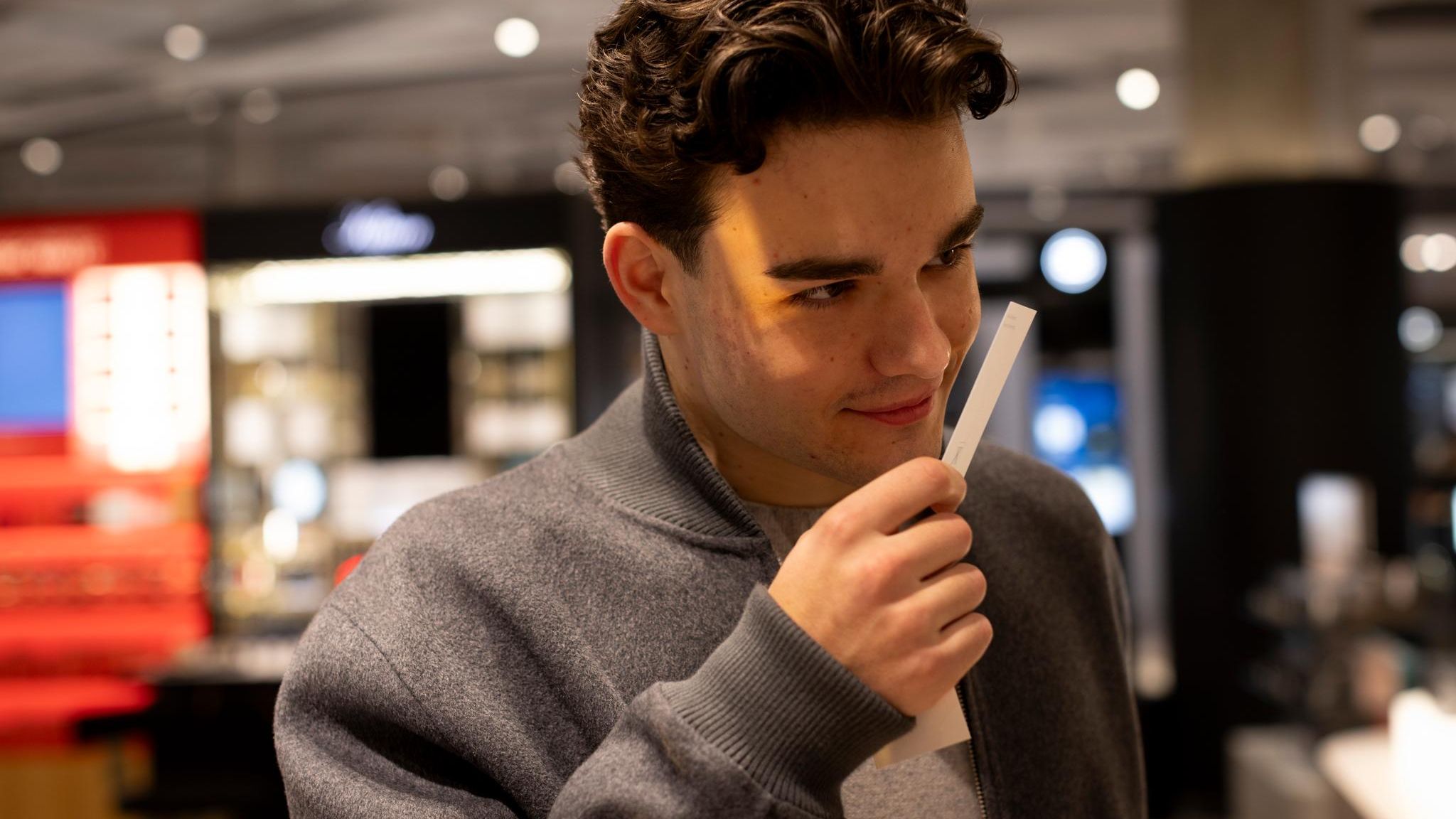 Duft Hype bei Jungs: Teenager bei Breuninger mit Teststreifen