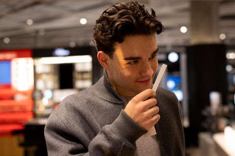 Duft Hype bei Jungs: Teenager bei Breuninger mit Teststreifen