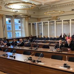 Die Angeklagten sollen Anleger mit einem angeblich prosperierenden Pfandhaus für Luxusobjekte um mehr als 14 Millionen Euro betr