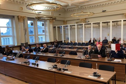 Die Angeklagten sollen Anleger mit einem angeblich prosperierenden Pfandhaus für Luxusobjekte um mehr als 14 Millionen Euro betr