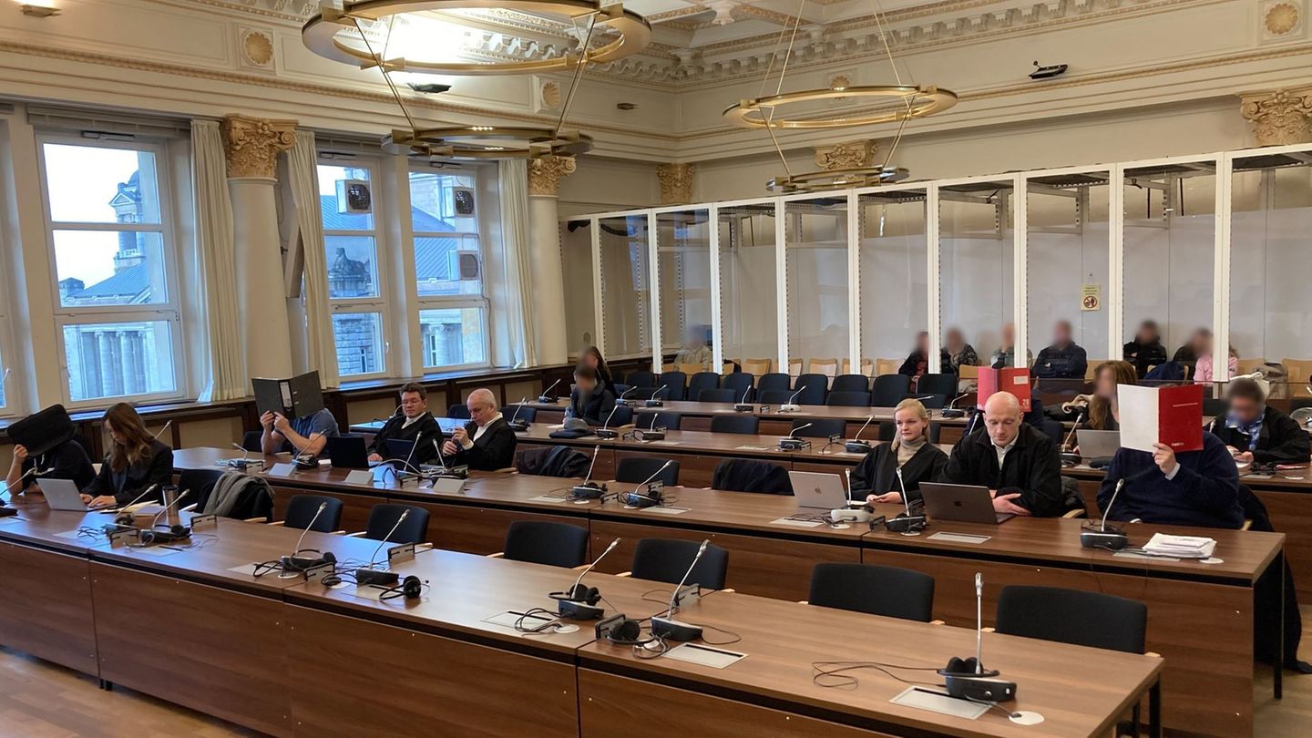 Die Angeklagten sollen Anleger mit einem angeblich prosperierenden Pfandhaus für Luxusobjekte um mehr als 14 Millionen Euro betr