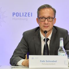 Will mehr Sicherheit in den Stadien: Hamburgs Polizeipräsident Falk Schnabel. (Archivfoto) Foto: Georg Wendt/dpa