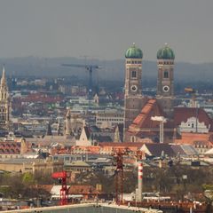In der Skyline von München sollen zwei markante Hochhäuser hinzukommen. (Symbolbild) Foto: Peter Kneffel/dpa