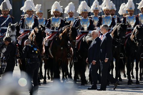 Bundespräsident Steinmeier beim Empfang durch Spaniens König Felipe VI. am 26. November in Madrid