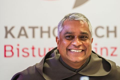 Der neue Weihbischof predigt nach eigener Aussage selten länger als fünf Minuten. Foto: Andreas Arnold/dpa