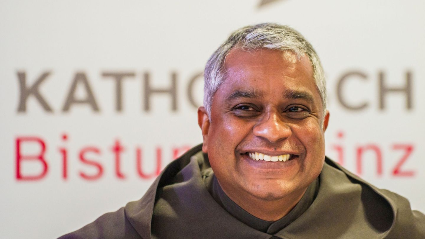 Der neue Weihbischof predigt nach eigener Aussage selten länger als fünf Minuten. Foto: Andreas Arnold/dpa