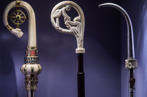 Der Bischofsstab gehört zu den Amts- und Ehrenzeichen eines Weihbischofs. (Symbolbild) Foto: Andreas Arnold/dpa