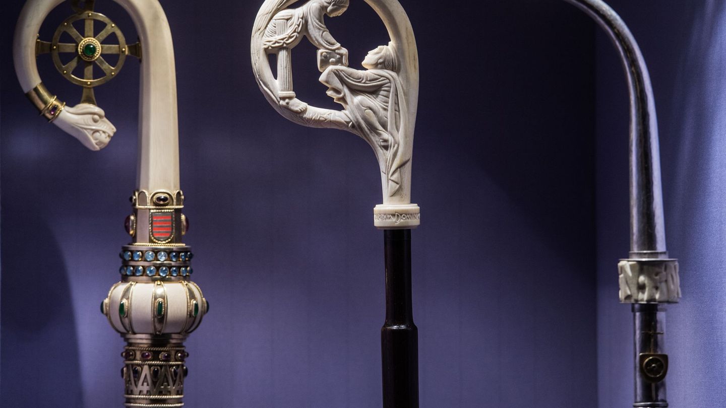 Der Bischofsstab gehört zu den Amts- und Ehrenzeichen eines Weihbischofs. (Symbolbild) Foto: Andreas Arnold/dpa