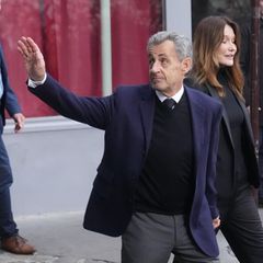 Der ehemalige französische Präsident Nicolas Sarkozy und seine Frau Carla Bruni-Sarkozy verlassen ihr Haus in Paris