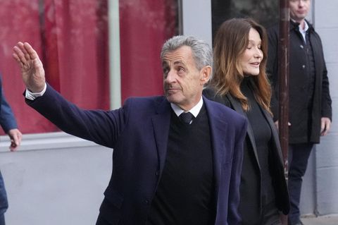 Der ehemalige französische Präsident Nicolas Sarkozy und seine Frau Carla Bruni-Sarkozy verlassen ihr Haus in Paris