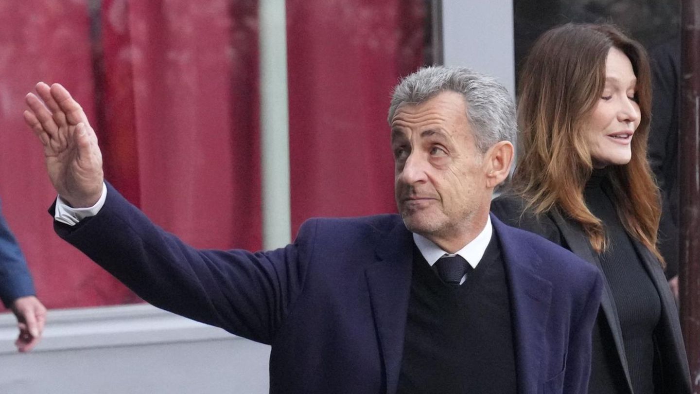 Der ehemalige französische Präsident Nicolas Sarkozy und seine Frau Carla Bruni-Sarkozy verlassen ihr Haus in Paris