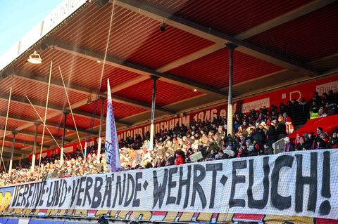 Auch in Heidenheim gab es am Samstag ein Banner vor dem Fanblock. (Archivfoto) Foto: Harry Langer/dpa