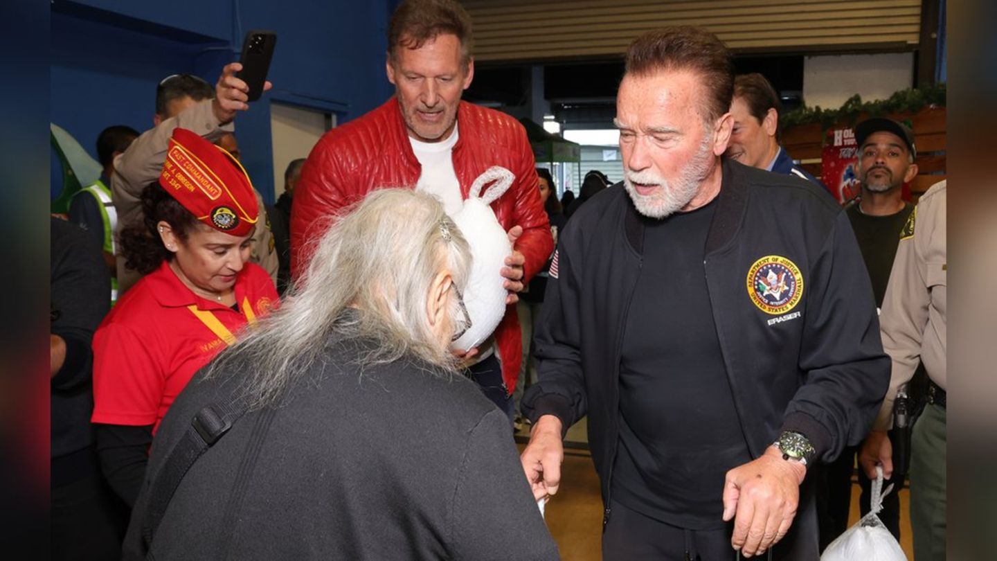 Ralf Moeller und Arnold Schwarzenegger (r.) verteilen Truthähne in Los Angeles.