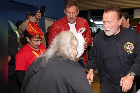 Ralf Moeller und Arnold Schwarzenegger (r.) verteilen Truthähne in Los Angeles.