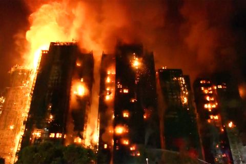 Mindestens 13 Tote bei Hochhaus-Großbrand in Hongkong