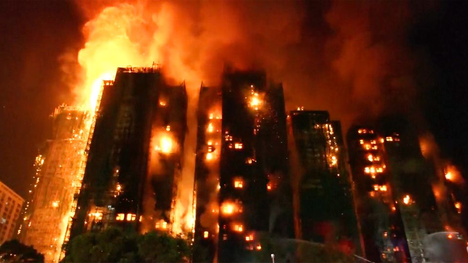 Mindestens 13 Tote bei Hochhaus-Großbrand in Hongkong