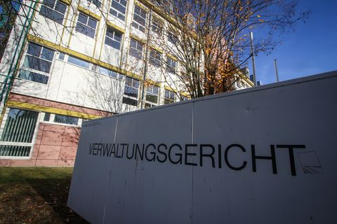 Die Richter verweisen in ihrem Urteil auf "unabsehbare Folgen" im Falle von Panik oder Stürzen, wenn es auf der Versammlungsfläc