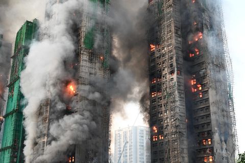 Mindestens 13 Tote bei Hochhaus-Großbrand in Hongkong