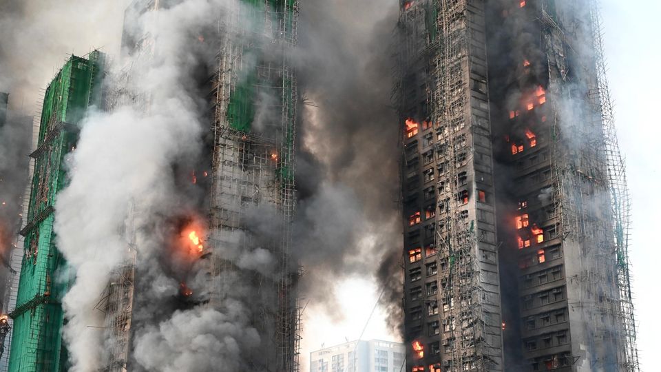 Mindestens 13 Tote bei Hochhaus-Großbrand in Hongkong