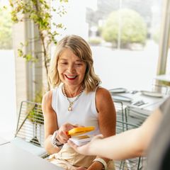 Wie viel Rente genau sie im Alter bekommen, wissen viele erst mit Beginn des Ruhestandes