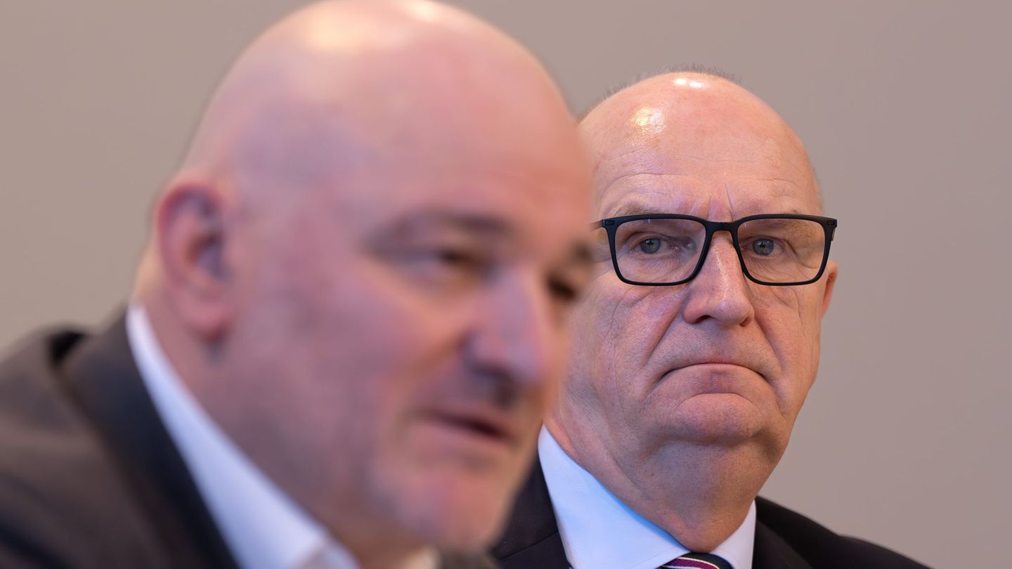 Brandenburgs Ministerpräsident Dietmar Woidke (SPD) (rechts) und Finanzminister Robert Crumbach (BSW) (links) sind bald ein Jahr
