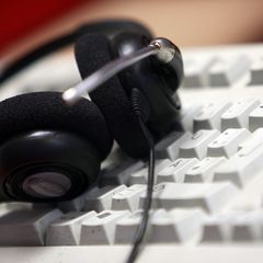 Bald überflüssig und durch KI ersetzt? Versicherungen und große Banken beschäftigen viele Mitarbeiter in Call-Centern.(Symbolbil