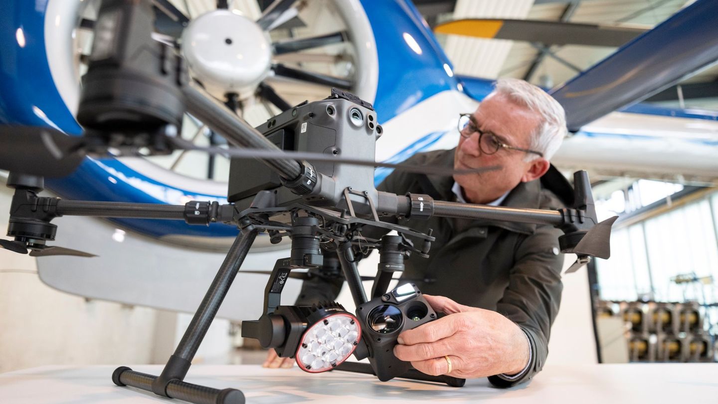Innenminister Strobl interessiert sich für die Drohnenabwehr in Baden-Württemberg. Foto: Marijan Murat/dpa