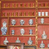 Ab dem Mittelalter fand man Lebkuchen in Klöstern und Klosterapotheken. Das Gebäck galt aufgrund seiner diversen, seltenen Gewürze und Zutaten eher als Arzneimittel, etwa bei der Therapie von Magenproblemen. Lebkuchen waren lange haltbar, wurden auch an Pilger verkauft sowie an Besucher und Arme verteilt. Die flachen Kuchen wurden auch als "Pfefferkuchen" bekannt (Foto: Alte Apotheke im Franziskanerkloster Cloisters in Dubrovnik, Kroatien)