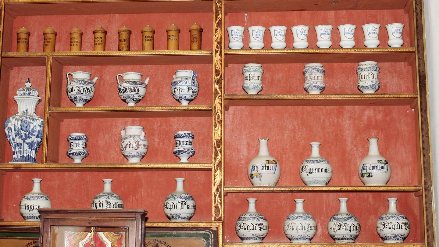 Ab dem Mittelalter fand man Lebkuchen in Klöstern und Klosterapotheken. Das Gebäck galt aufgrund seiner diversen, seltenen Gewürze und Zutaten eher als Arzneimittel, etwa bei der Therapie von Magenproblemen. Lebkuchen waren lange haltbar, wurden auch an Pilger verkauft sowie an Besucher und Arme verteilt. Die flachen Kuchen wurden auch als "Pfefferkuchen" bekannt (Foto: Alte Apotheke im Franziskanerkloster Cloisters in Dubrovnik, Kroatien)